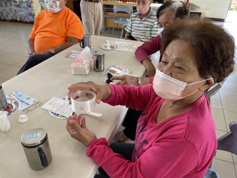 長輩看到3D列印樣品感到新奇