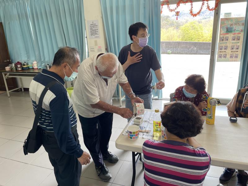 講師已做出水泥盆栽膜具，學員開始嘗試灌模