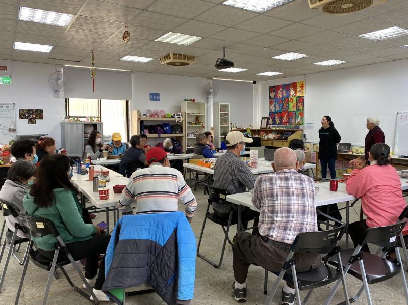 講師以輕鬆氛圍、非制式而較為嚴肅的上課模式，讓長者得以自在的分享自身故事。