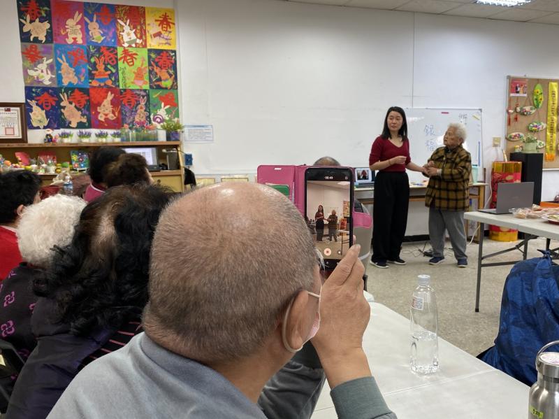 並且帶領長者練習使用身邊的手機、平板等工具，透過數位影像來記錄不同的生命故事。