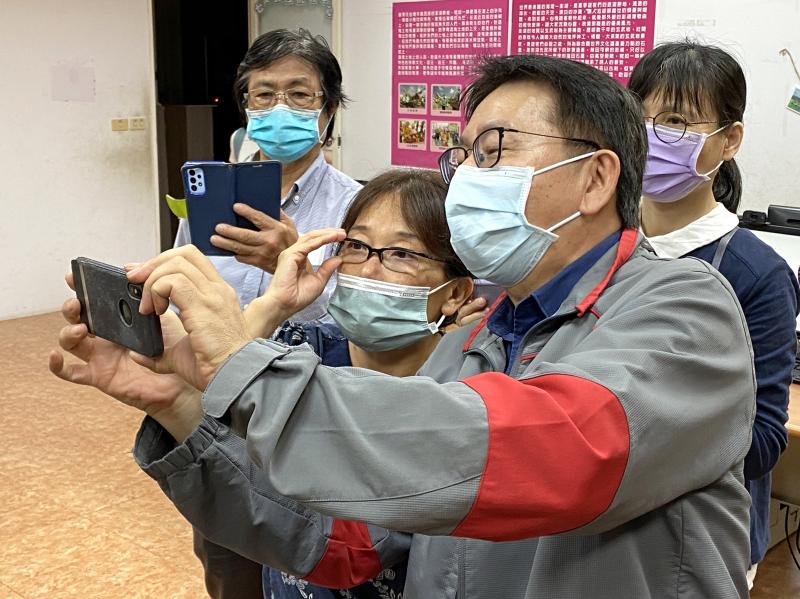 講師操作手機，示範攝影技巧給學員看