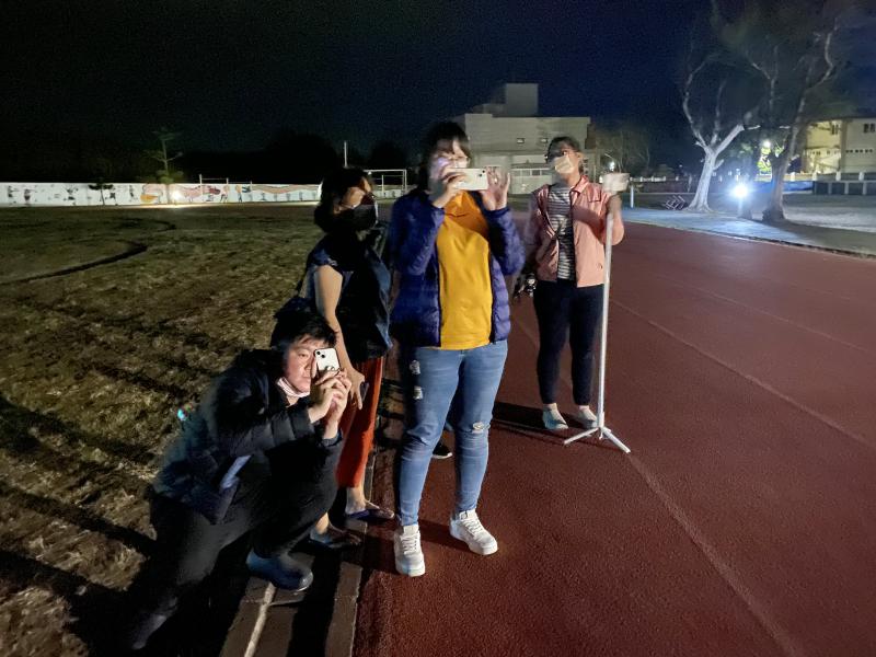 夜間戶外拍攝練習，學員們嘗試各種拍攝角度