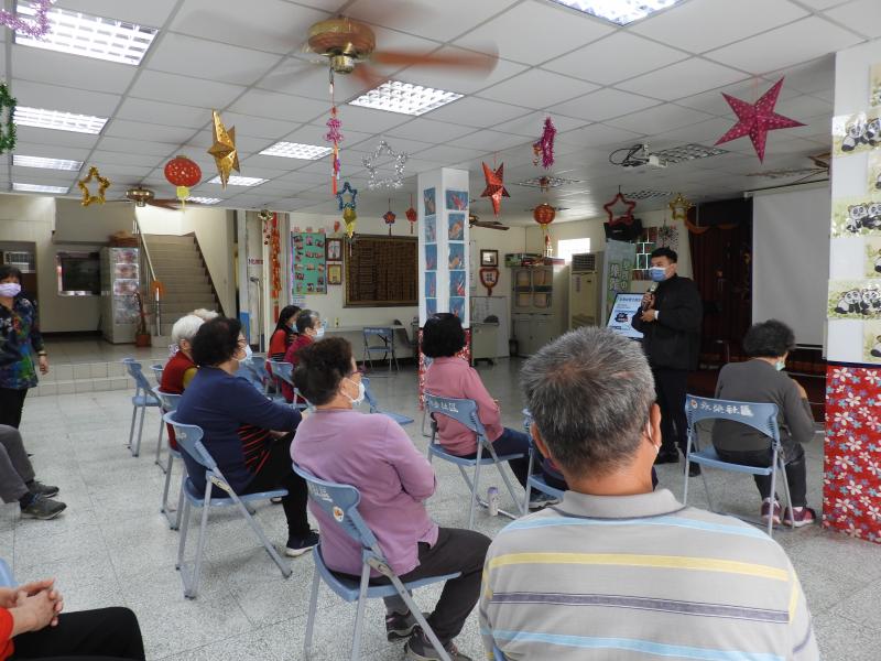 長輩上課都很認真