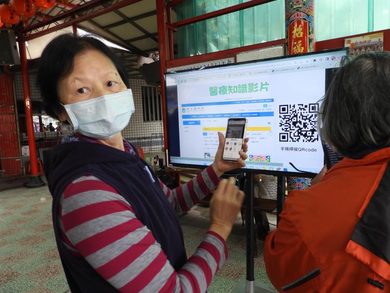 長輩與講師的互動