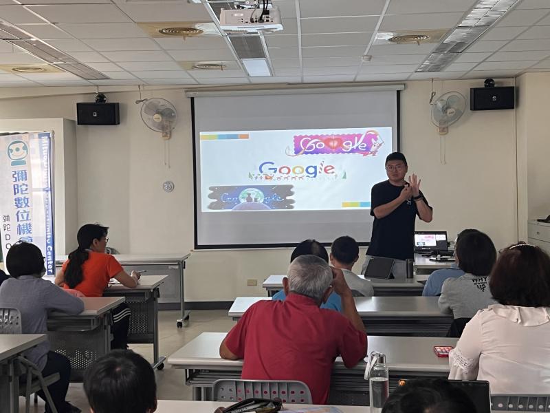老師在課堂上講解24小時不打烊的雲端介紹,生活中常使用的地圖、雲端硬碟、相薄，等工具管理及應用