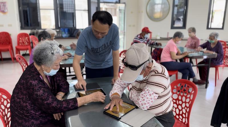 老師教長輩操作平板