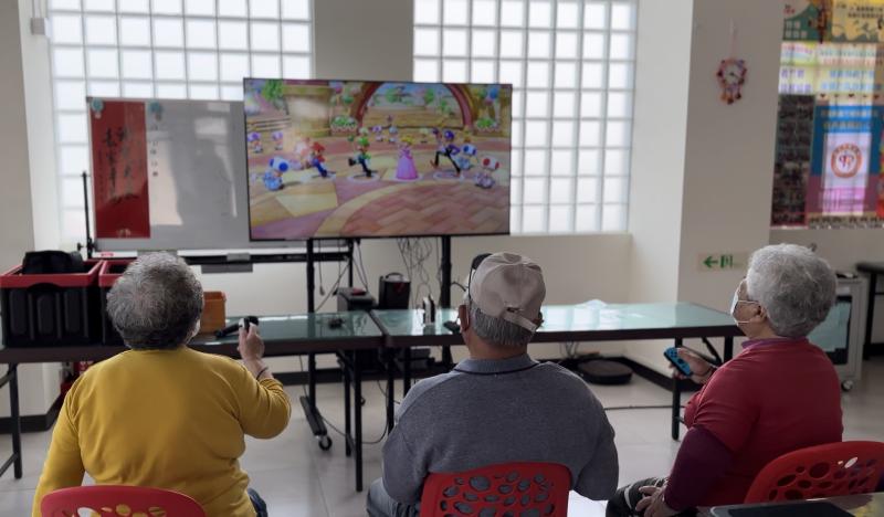 長輩玩智慧體感裝置