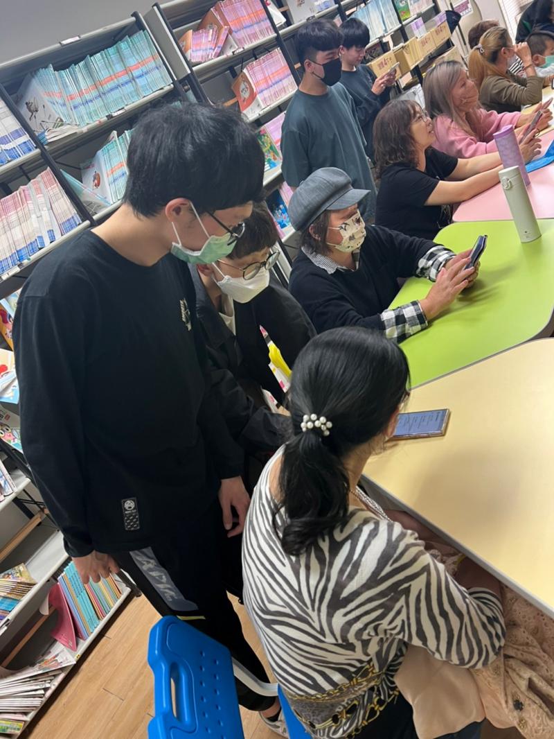 認真學習的學員們