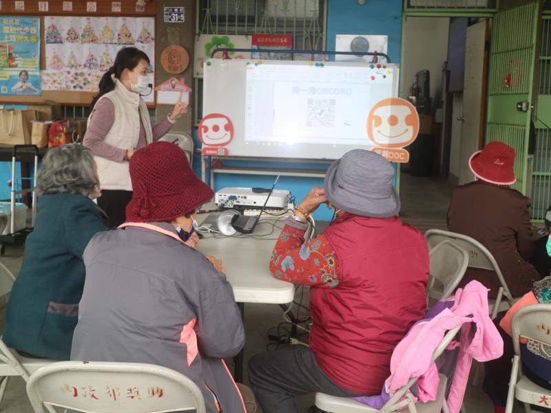 講師教授社區長輩如何掃QR Code