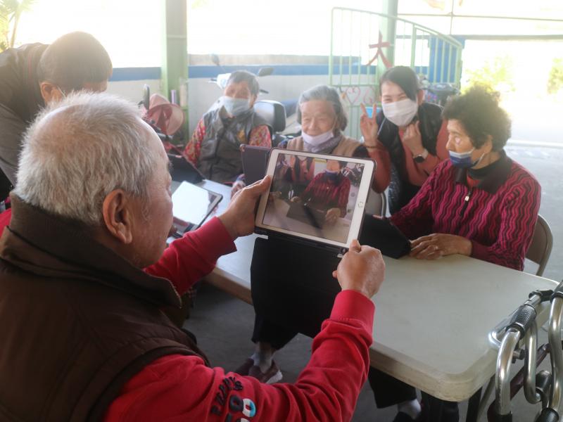 大家相互練習用平板拍攝,熟悉操作功能