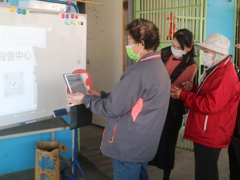 勇敢站出來,拍一下就能簽到成功喔!