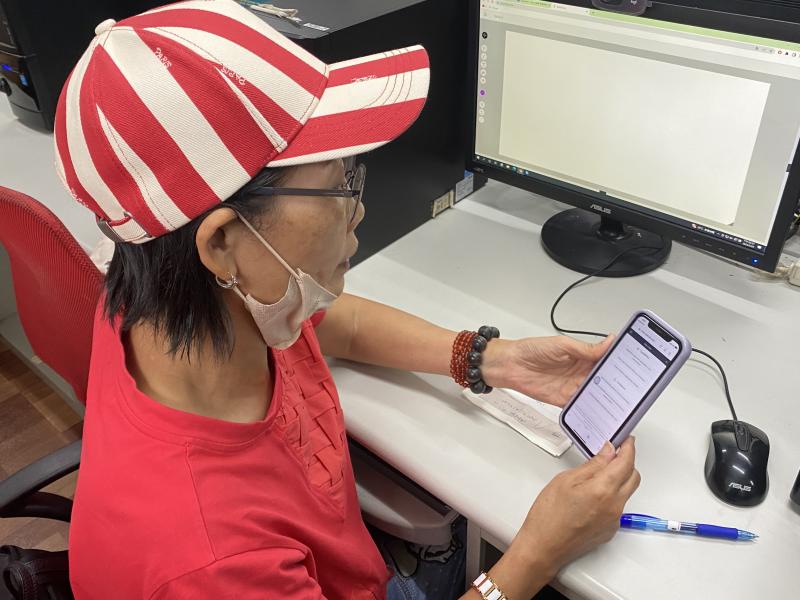 學員嘗試使用手機登入ChatGPT，利於課後能順利使用。