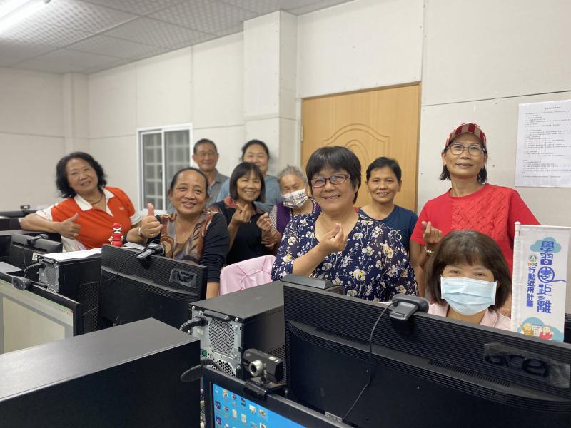 新科技超乎學員們的想像，ChatGPT滿載而歸的學員們一起於課後大合照。