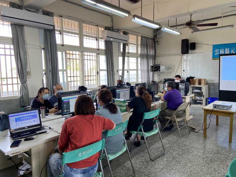 一早學員們就期待老師帶來的課程內容，大家都很準時就報到了！  首先老師先帶著大家一起操作線上網站，接著老師繪製了元長當地的景物插畫做講解，學員說:「老師!你畫這麼水，我甘有可能畫得出來?」