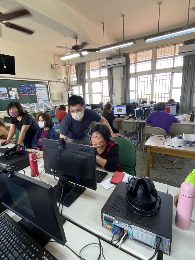 課程中老師請學員們挑選自己相簿中喜歡的照片來繪製，一步驟一步驟帶著學員們進行操作。使用電腦滑鼠繪製圖案，大家都覺得很有挑戰性，每位學員都很專注地繪製屬於自己的圖案，只要操作上有任何問題，老師也立馬過來協助。