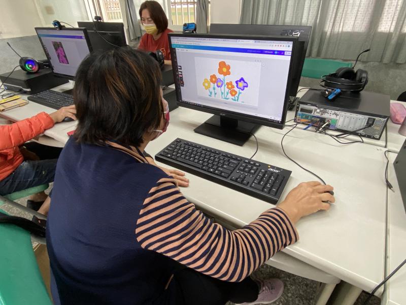 學員們每個人繪製的風格都不盡相同，但很可以肯定的是，每一堂課大家都非常專注在自己的繪圖中，雖然課堂上有很多中高齡的長輩，但完成的作品都非常具有美感及特色。