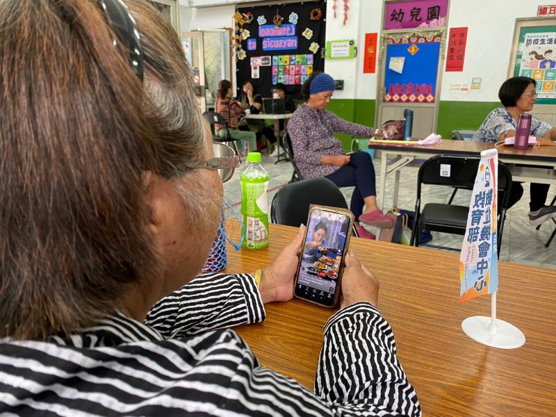 學員學習如何搜尋影片