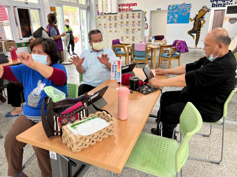 學員們跟著YOGA影片一起動起來，學員們接受度非常高。