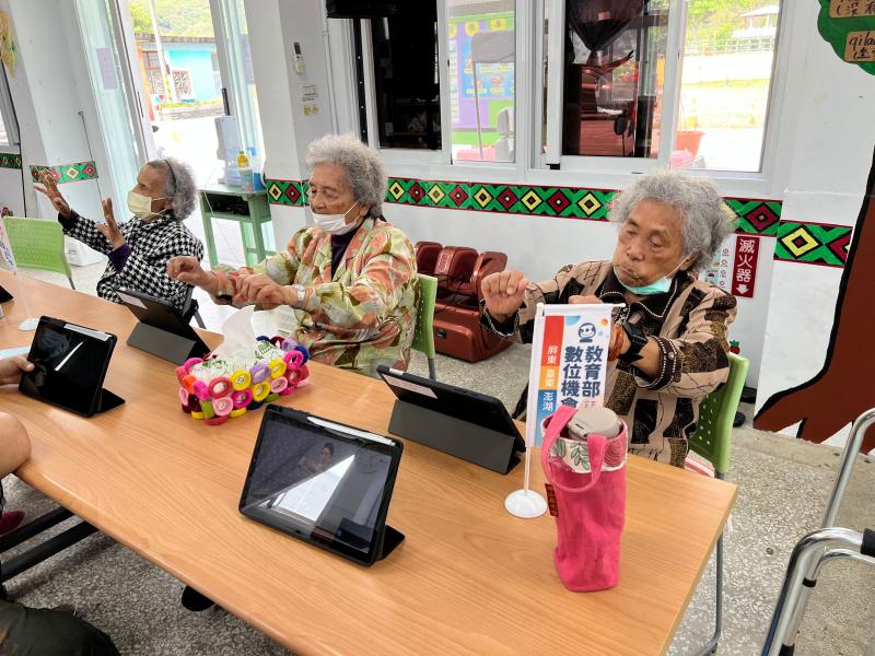 學員們第二次跟著影片一起做，身體活動範圍明顯增大。