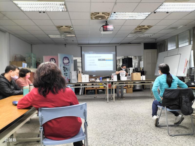 講師示範智慧家電的操作