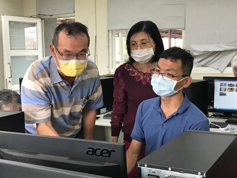 老師教導學員編輯影片