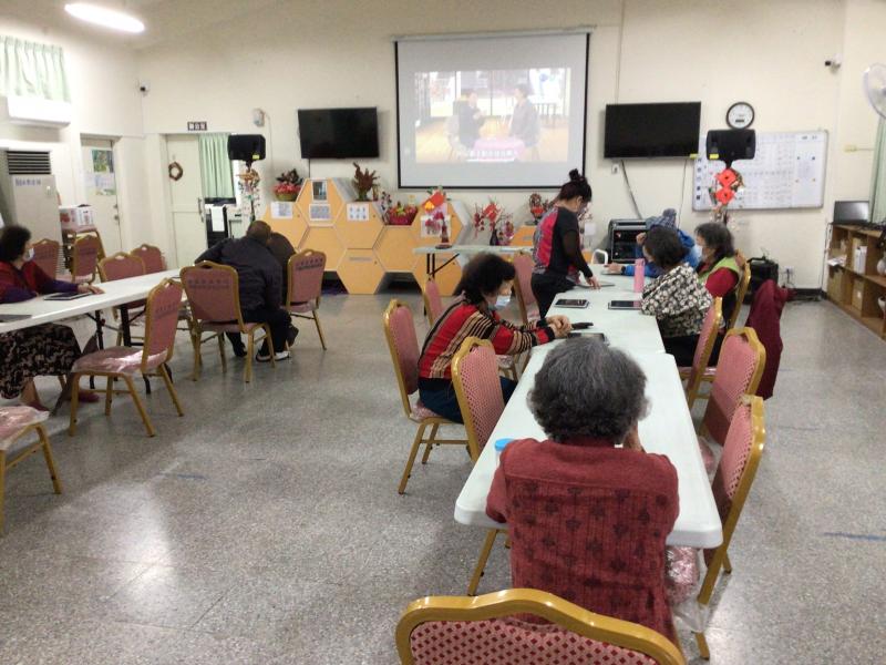 社區長者學員使用平板電腦觀看假新聞知多少影片內容