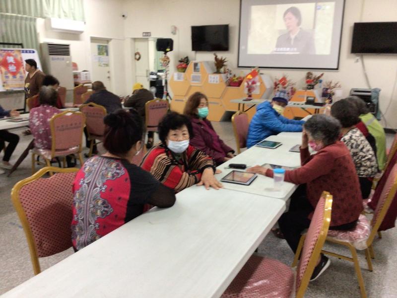 社區長者彼此對假新聞影片內容彼此慈相互討論議題內容