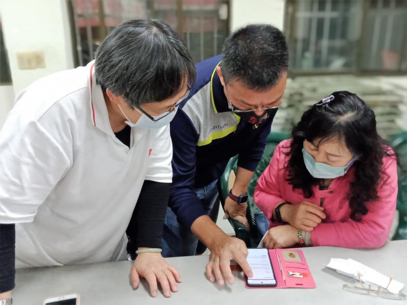 學員正在註冊雲端發票app