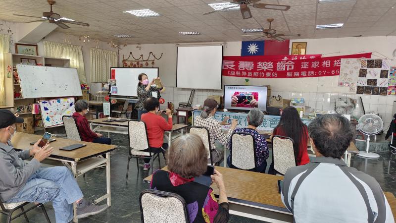 講師介紹使用手機拍照的技巧