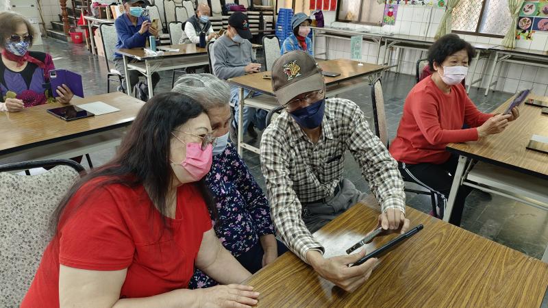 每組有一位小組長協助長輩操作手機