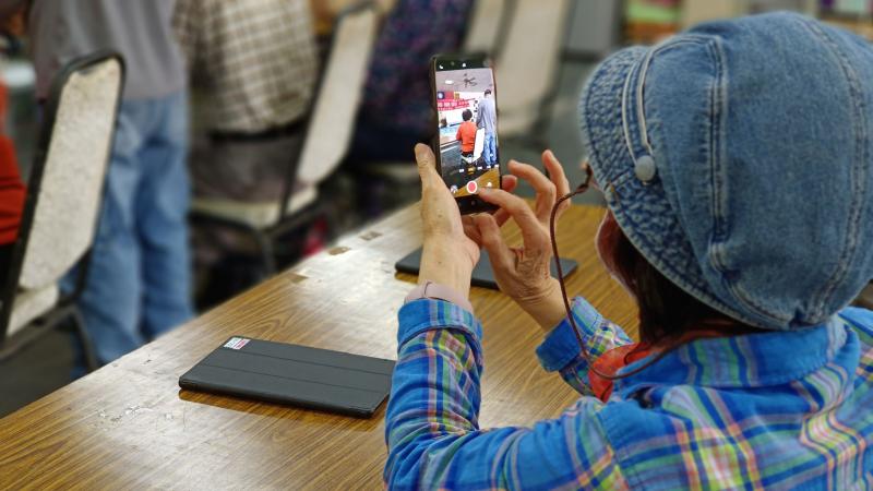 拿著手機實際拍拍看