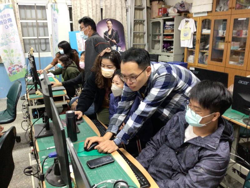 講師協助DOC學員創意一頁網設計問題指導