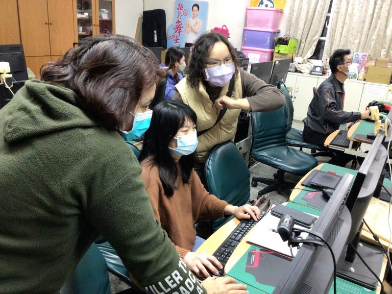 針對創意一頁網設計觀摩學員作品與彼此討論分享設計要點