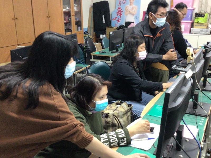 學員與學員之間針對創意一頁網設計彼此互相協助，完成課程所要成果與產出。