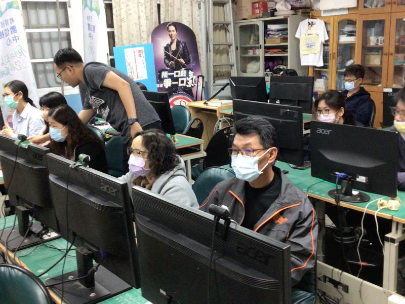 課程進行講師巡堂並指導學員操作問題協助