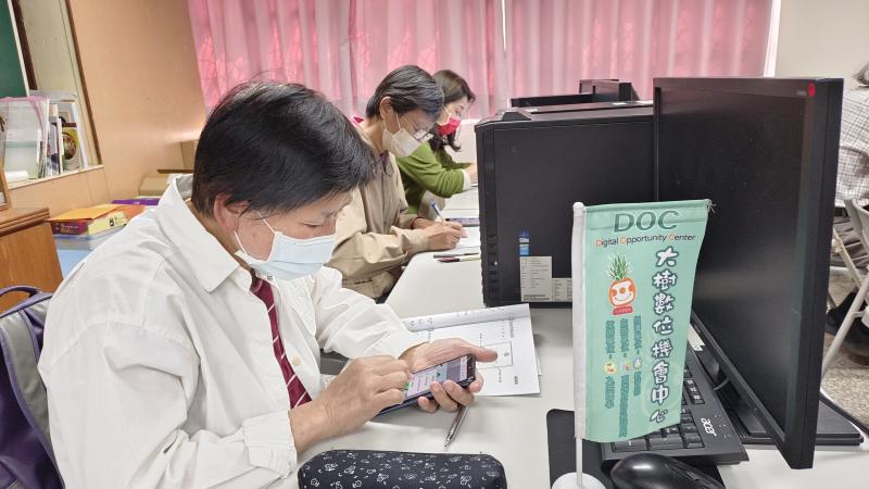 學員們努力創作貼圖