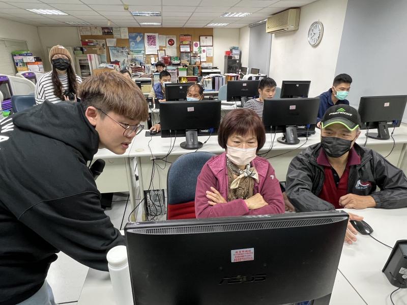 廖老師個別指導學員操作