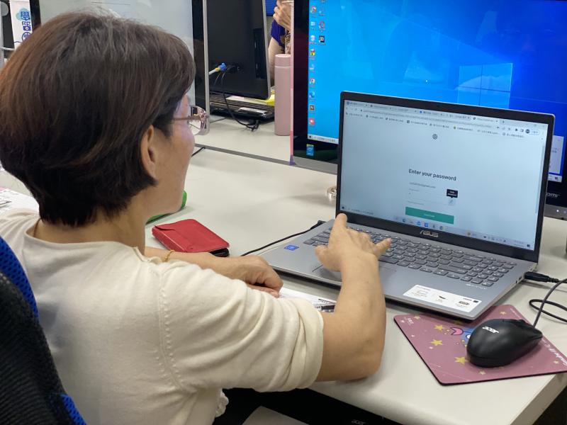學員們開始嘗試著申請ChatGPT帳號並登入。