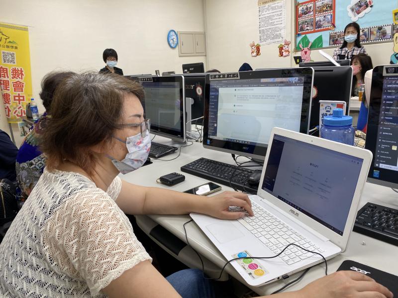 講師說明並實際操作，說明如何與ChatGPT對話的方式與關鍵字，學員們等不及開始聊天對話了。