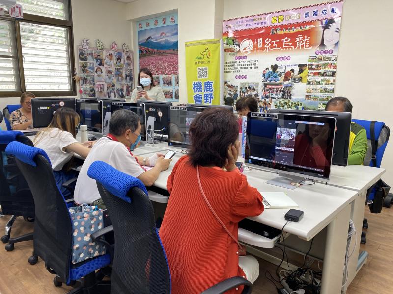 學員們一邊聽講師如何載入影片和照片，一邊選取影片、照片導入。