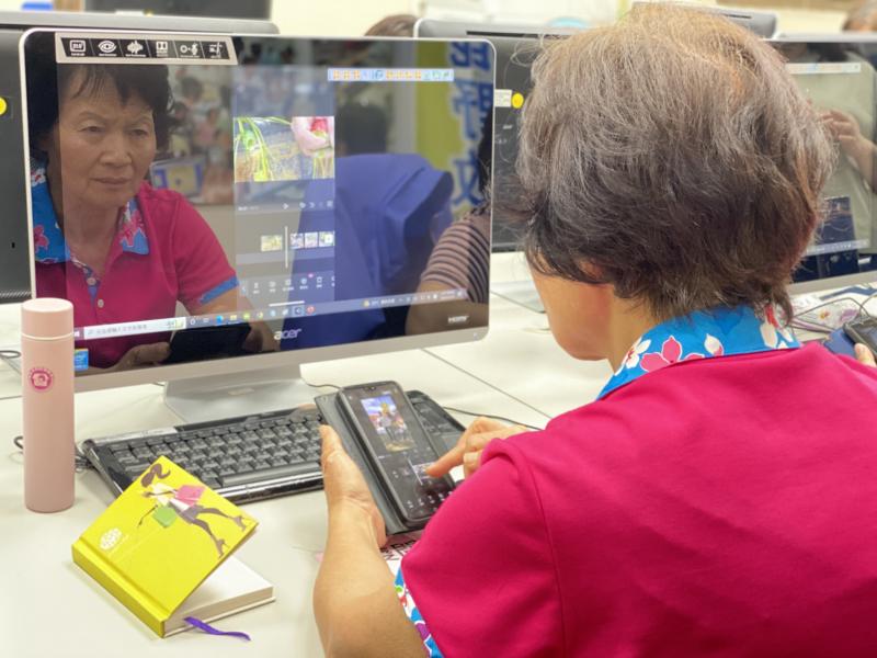 認真好學的長輩學員，一步驟一步驟跟上影片編輯進度，深怕錯失任何小小關鍵。