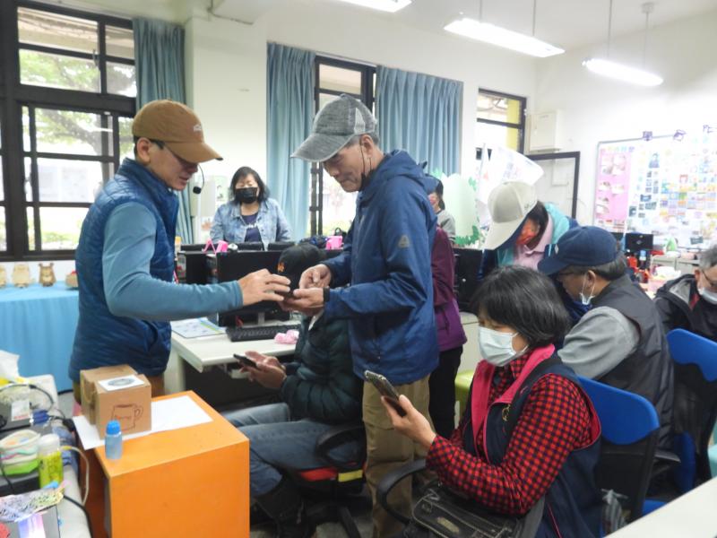 老師一一確認離線地圖是否完整下載