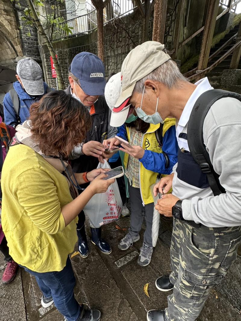 學員們一起研究闖關路線圖