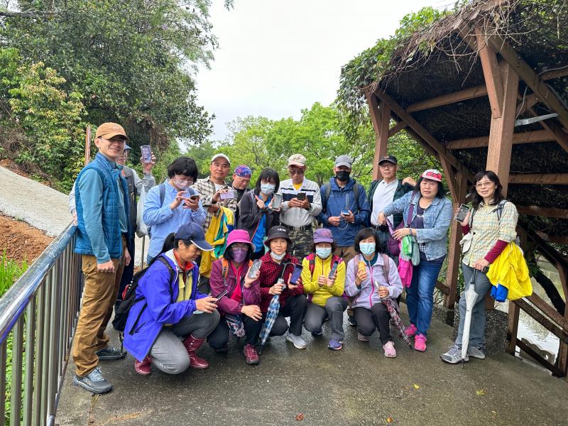 學員們闖關後回到老師指定的位置合影