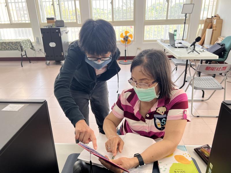 學員聆聽線上頻道，開啟播客之旅！