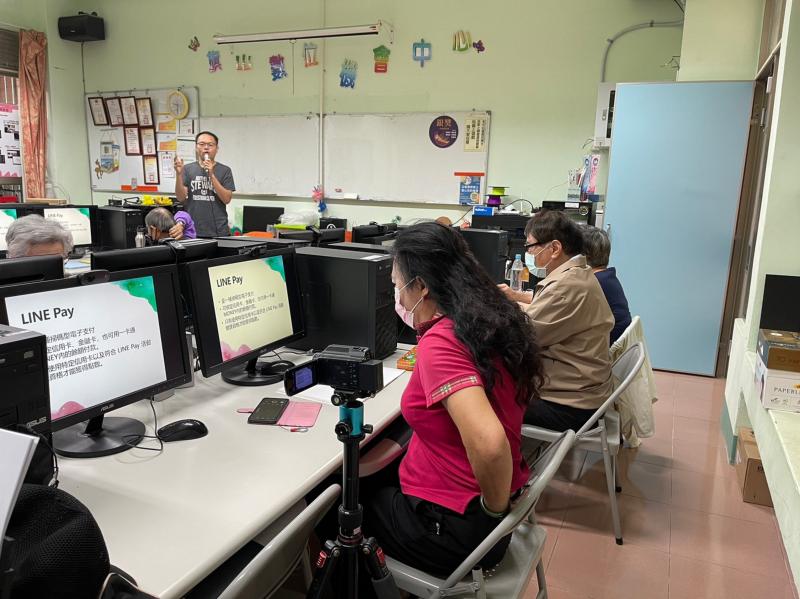 學員如此的認真，上課時不忘了錄影