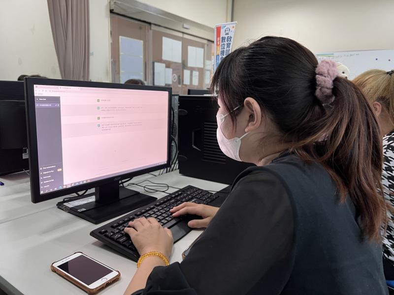 學員開始自己摸索，與ChatGPT聊天互動。