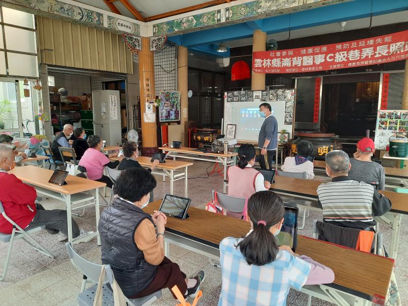 學員認真聽取老師授課內容。