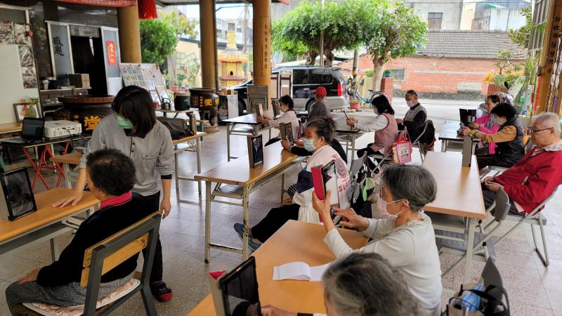 學員各自練習老師教售的修圖步驟。