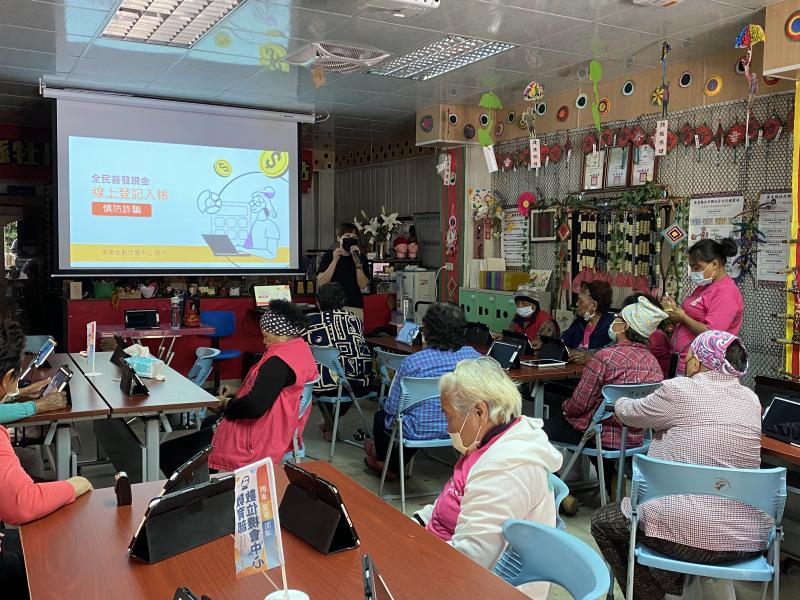 DOC規劃全民普發現金線上登記入帳課程，協助社區婦女、民眾線上登入操作。